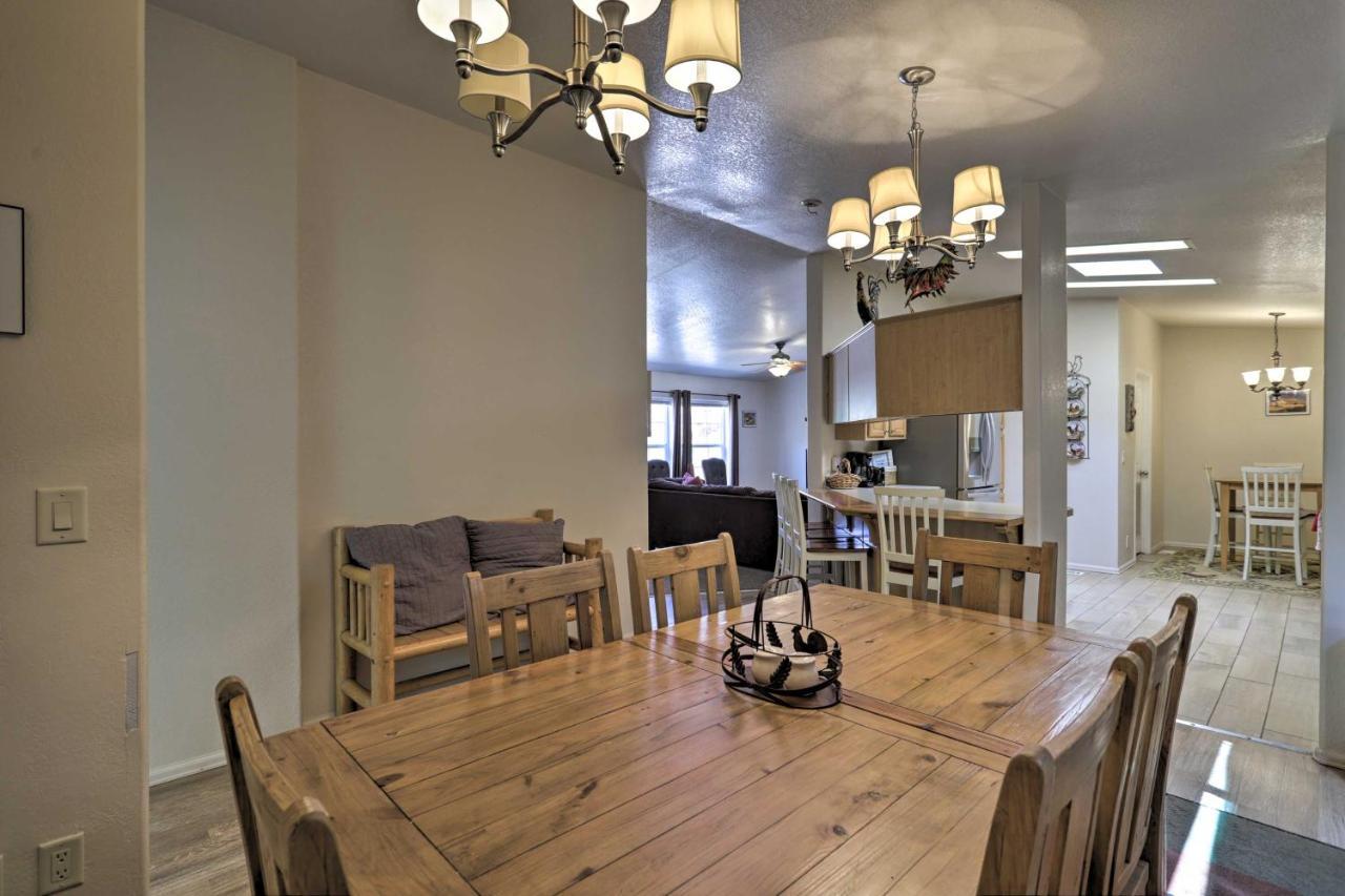 Rustic Retreat Moab Townhome With Grill And Fire Pit ภายนอก รูปภาพ